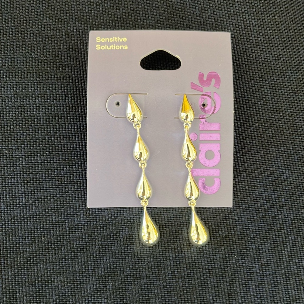 NWT Claire’s Sensitive Solutions Silver Toned Tear Drop Earrings